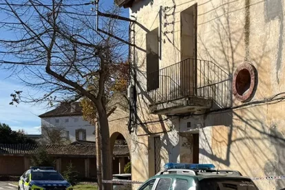 L’edifici precintat i l’estat en el qual es troba la primera planta, plena d’excrements de colom. - AJUNTAMENT DE RAIMAT