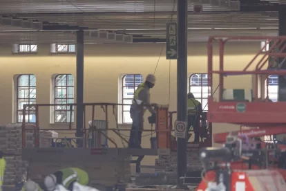 Les obres nocturnes a Príncep de Viana van tallar el trànsit entre Ramon Berenguer IV i Sant Ruf. - JORDI ECHEVARRIA