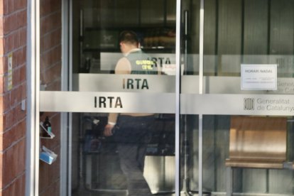 Un agent de la Guàrdia Civil a l'interior del Cresa