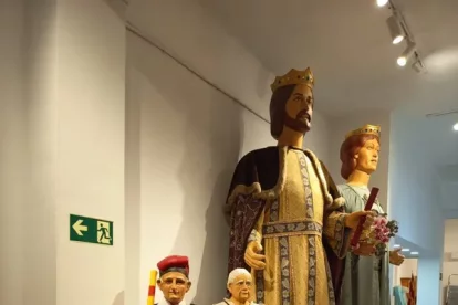 Exposició amb gegants i altres elements festius populars. - GRUP CULTURAL GARRIGUES