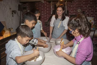 Alumnes de l’escola de Guimerà van estrenar ahir el taller ‘L’arbre dels desitjos’ de Mònica Prats. - LAIA PEDRÓS