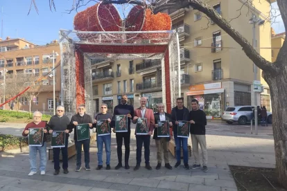Organitzadors i autoritats, ahir durant la presentació de la Sant Silvestre de Lleida. - JORDI ECHEVARRIA