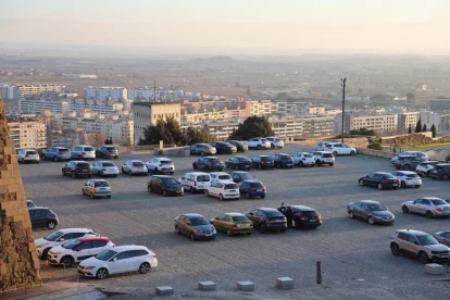La plaça de la Sardana s’utilitza com a pàrquing dissuasiu, cosa que la Paeria vol evitar. - AMADO FORROLLA