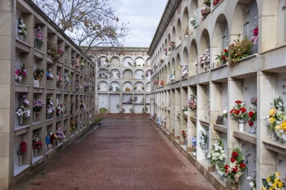 L’ajuntament va recuperant els nínxols que ningú actualitza, perquè puguin acollir noves inhumacions.