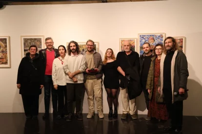 El guanyador de la cinquena Biennal Larva, Jordi Llanes, ahir amb el trofeu del certamen. - AMADO FORROLLA