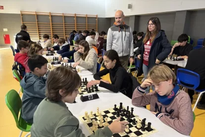 Moment de màxima concentració durant el torneig d’ahir a l’Institut Joan Solà de Torrefarrera. - L.B.L.
