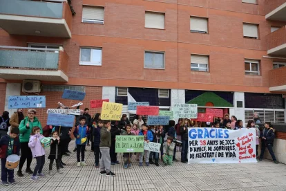 Un centenar de nens i els seus familiars es van manifestar ahir contra el tancament de la ludoteca. - AMADO FORROLLA
