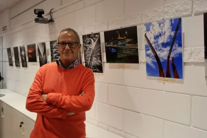 Lleonard Delshams, ahir al costat d’algunes de les seues fotos al Col·legi de Periodistes, que podran visitar-se del 7 de gener al 31 de març. - LLEONARD DELSHAMS