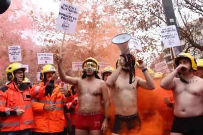 Mobilització davant de la conselleria d’Interior d’un centenar de persones. - LAURA FÍGULS/ACN