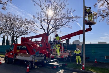 Operaris canviant l'enllumenat.