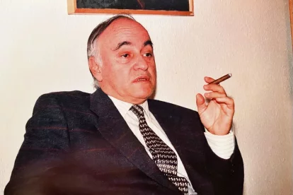 Va visitar Segre Ràdio. Durant la seua estada a Lleida, el 1994, per participar en la pel·lícula <i>Científicament perfectes</i> va visitar els estudis fundacionals de Segre Ràdio, on va ser entrevistat per Juan Ferrer, crític de cine de Segre per parlar del film (va tardar tres anys a estrenar-se) i la seua carrera, confessant que el seu treball favorit no era un títol de terror sinó un drama rural, dirigit i protagonitzat per ell mateix, titulat <i>El huerto del francés</i> (1977). - SEGRE