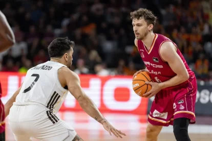 Zoriks prova d’encarar Facundo Campazzo, en una acció del partit. - JAVI ENJUANES