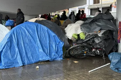Imatge de les botigues al campament improvisat sota un pont a Badalona. - GEMMA SÁNCHEZ/ACN
