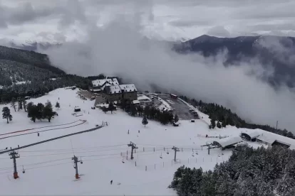 El remuntador Jet Cim, a la dreta de la imatge, ahir a Port Ainé.