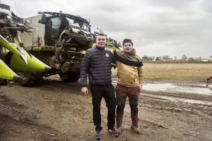 Jordi Majós i Marc Guilanyà posen davant una de les recol·lectores que utilitzen per treballar. - T.CONTRERAS