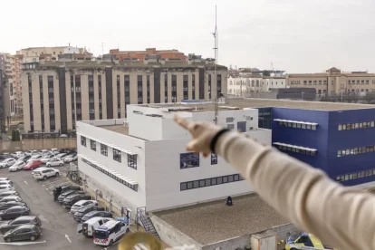 Els aparells de climatització són a la coberta de la comissaria. - JORDI ECHEVARRIA