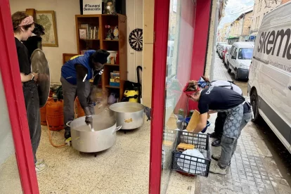 Membres de Cuineres per la Pau preparen menjar per als desallotjats. - JORDI PUJOLAR/ACN