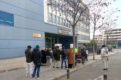 Un grup de persones d’origen migrant fa cua per a accedir a l’Oficina d’Estrangeria. - SEGRE