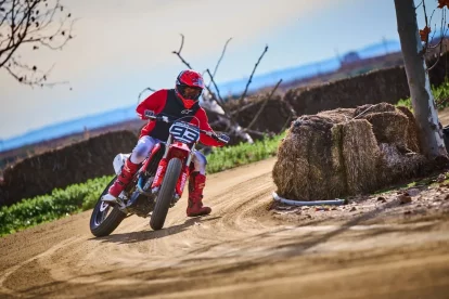 Marc Márquez, en plena acció durant la sessió de flat trak al Circuit d’Alcarràs tres mesos després de la seua última lesió. - ARMAND  ALBERT SPEED PHOTO SPORT