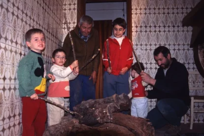 Un nen alimenta una ‘xoca’ en una casa de Benavarri. - EUGENIO MONESMA