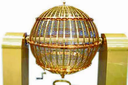 Fraga 2000 reparteix sort nadalenca per primera vegada. L’administració número 2 de Fraga, Fraga 2000, va vendre una sèrie d’un cinquè premi (agraciat amb 60.000 euros el dècim). Era la primera vegada que repartia sort en el sorteig de Nadal. - AMADO FORROLLA