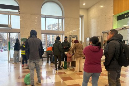 Viatgers que havien de sortir de Lleida amb el tren de les 08.08 hores esperaven un autobús a l'estació amb més d'una hora de retard.