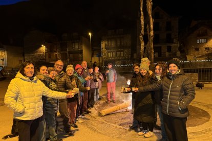 Els veïns del poble d'Isil entorn de la foguera celebrant els deu anys de la declaració de Patrimoni de la Humanitat la festa de les falles.