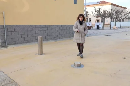 L’alcaldessa, tancant les pilones que limiten l’accés de vehicles a la zona. - J. GÓMEZ