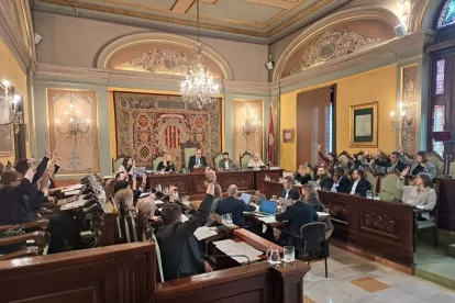 Moment en què tots els grups de l’oposició voten en contra del pressupost del PSC. - SCD