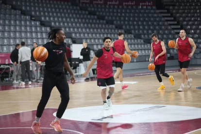 Xavier Castañeda es va exercitar ahir amb els seus nous companys. - AMADO FORROLLA