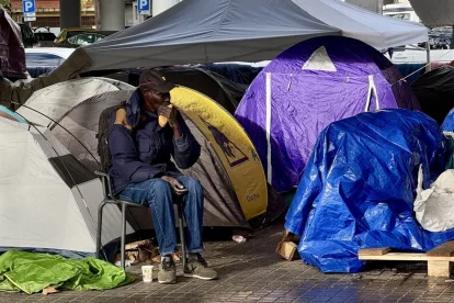 Molts desallotjats continuaven acampats sota el pont de la C-31. - ACN