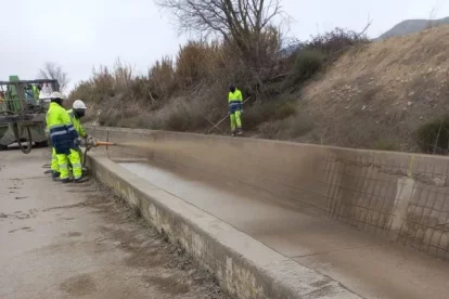 Revestiment i lluita contra espècies invasores. La direcció va informar de les obres de revestiment que es fan a les conduccions, a la foto, al canal principal. S’han pres mesures per reduir els efectes de mol·luscos invasors, ja que afecten fins i tot les noves canonades de l’Horta de Pinyana construïdes fa pocs anys. S’està abocant clor en baixes dosis sense afectació al consum. - C.P.