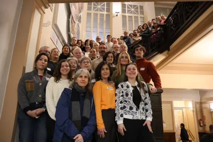 Foto de família d’alguns dels ambaixadors –nous i veterans– de la ciutat de Lleida, durant l’acte celebrat ahir a l’edifici del Casino. - AMADO FORROLLA