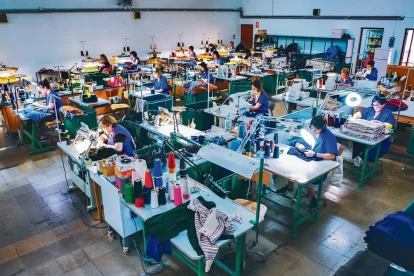 Una de les sales on es confeccionen les peces de roba. - SOMPUNT