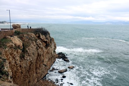 Pla general del mar esbravat a l'Escala