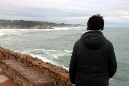 Una dona observa el temporal de mar a l'Escala