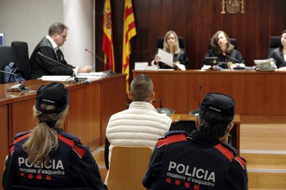 El processat per intentar matar un home a Cervera, durant el judici a l'Audiència de Lleida.
