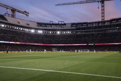 El Barça disputant un partit amb les obres i les grues de fons. - EUROPA PRESS