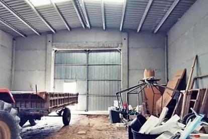 L’interior del magatzem municipal de Bellmunt. - A. B