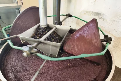 El molí continua utilitzant dos rodes de pedra per moldre les olives. - A. C.