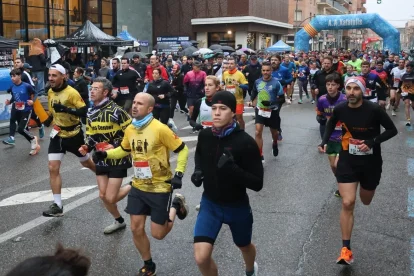 Moment de la sortida de la categoria absoluta de la carrera davant el Teatre L’Amistat de la capital del Pla d’Urgell. - JOAN GÓMEZ