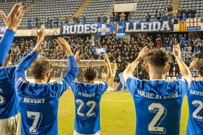 Els jugadors del Lleida CF saluden l’afició després de guanyar a casa el Mollerussa. - ANIOL MORAL