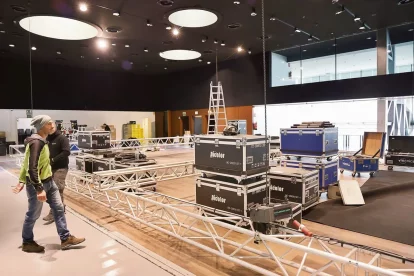 La Llotja de Lleida s’està ‘transformant’ aquests dies per acollir una macrofesta de Cap d’Any. - AMADO FORROLLA