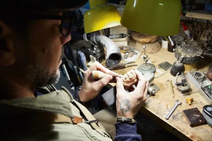 Arzuaga, tallant una pipa amb el rostre de Wagner. - M. CODINAS