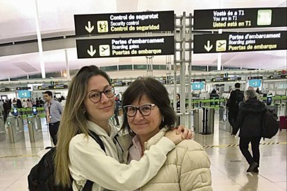 Rovira, amb la seua filla, Georgina, a l’aeroport.