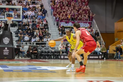 Caleb Agada, ahir desaparegut, intenta superar Busquets. - ACB PHOTO/SERGI GERONÈS
