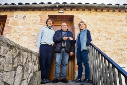 Albert i Vanessa, els nous veïns del poble, amb l’alcalde, Delfí Escoté. - LAIA PEDRÓS