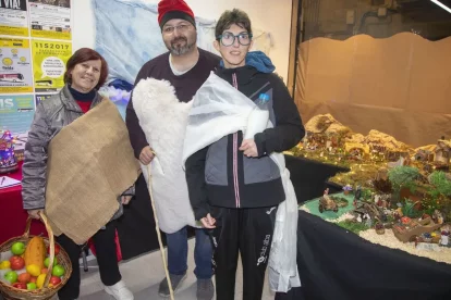 Els autors del pessebre el dia de la inauguració vestits per a l’ocasió. - LAIA PEDRÓS