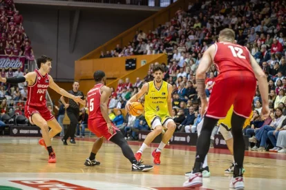 Oriol Paulí controla la pilota envoltat per tres defensors del Bàsquet Girona. - ACB PHOTO/SERGI GERONÈS