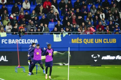 Lamine Yamal i Robert Lewandowski, durant l’entrenament d’ahir obert al públic. - EFE